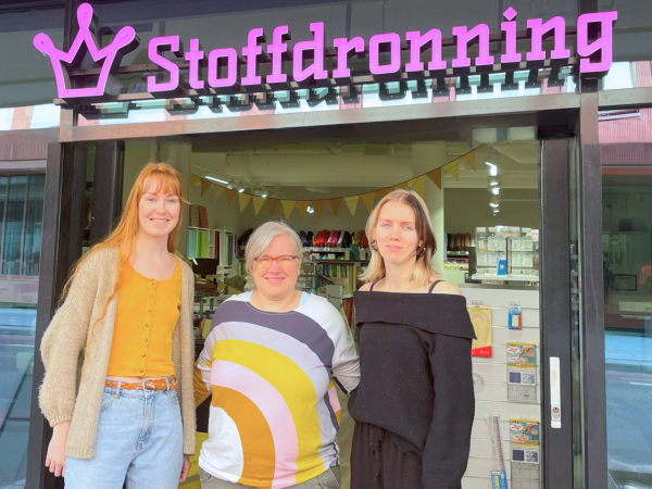 Helle, Britta og Vanja foran Stoffdronning sin butikk